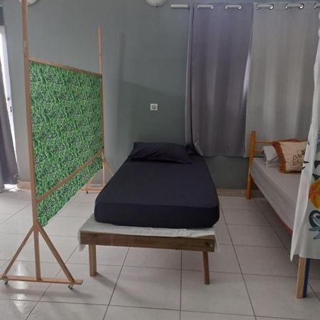 Laure Hebergement Loue Lits En Dortoir Ostello Faaa Esterno foto