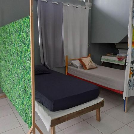 Laure Hebergement Loue Lits En Dortoir Ostello Faaa Esterno foto