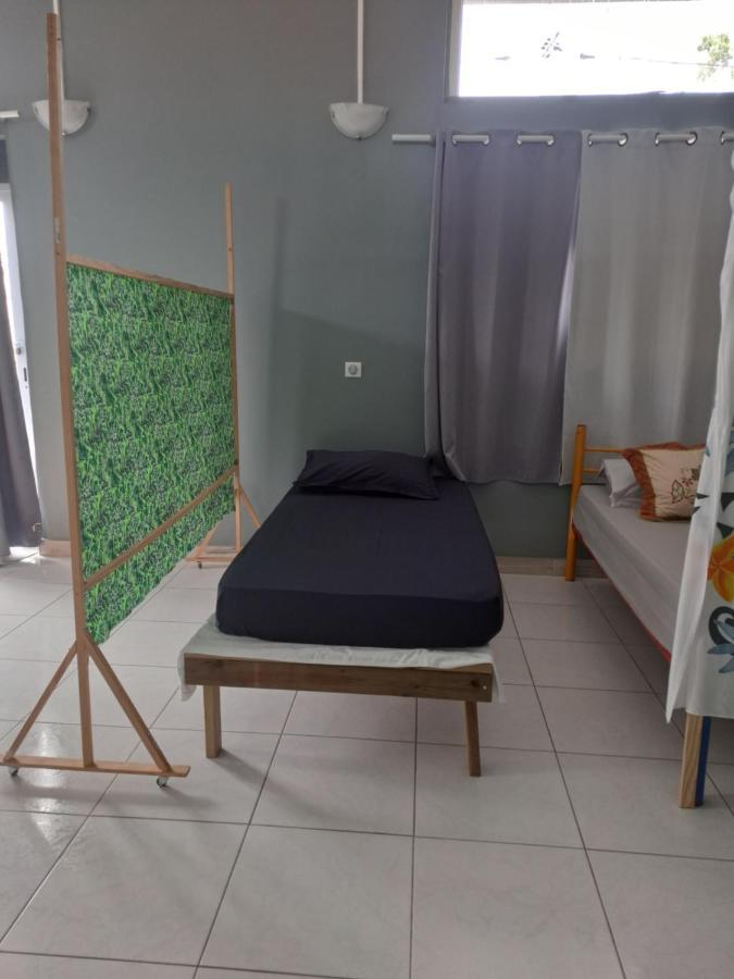 Laure Hebergement Loue Lits En Dortoir Ostello Faaa Esterno foto